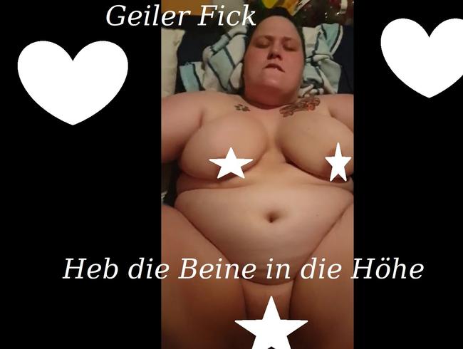 Beine in die Höhe gehoben geiler fick am Abend