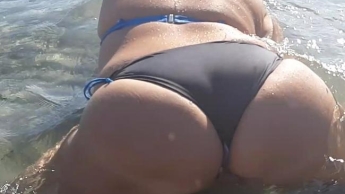 Big Ass im Meer nackt Publikum spielen