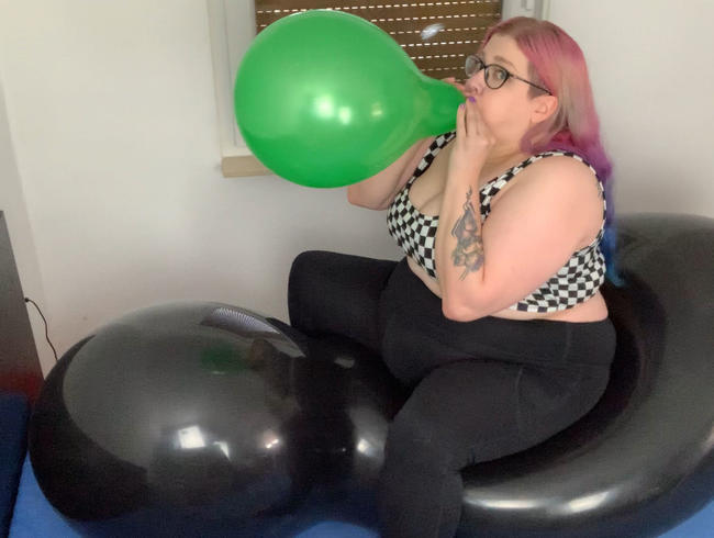 Blow to Pop auf einem riesigen Ballon