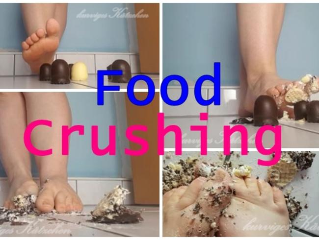 Food Crushing – Kätzchen zermatscht genüsslich …