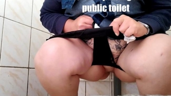 Heiße Milf pisst auf öffentliche Toilette