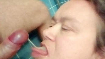 Johns Cums auf Jens Tounge in der Dusche