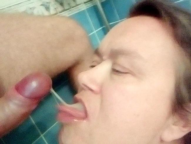 Johns Cums auf Jens Tounge in der Dusche