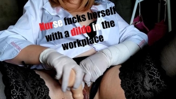 Krankenschwester fickt sich am Arbeitsplatz mit einem Dildo