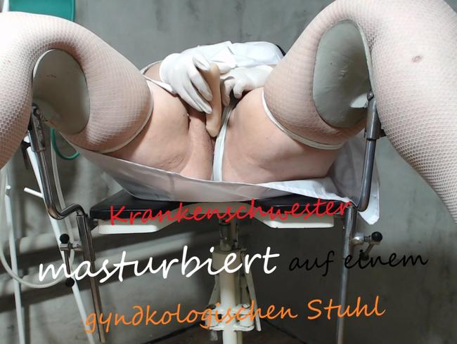 Krankenschwester in weißen Strümpfen und Latexhandschuhen masturbiert auf einem gynäkologischen Stuh