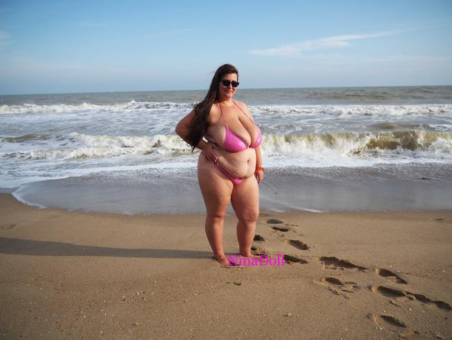 Laufsteg am Strand BIKINI und nackte BBW