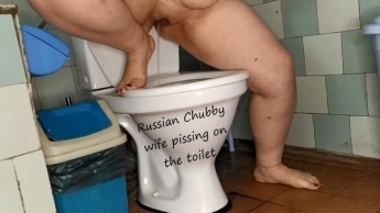 Mollige Frau pisst auf die Toilette