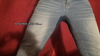 Mollige Frau pisst ungeniert in ihre Jeans