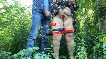 Mollige MILF im kurzen Kleid bekommt nach gemeinsamer Masturbation Sperma im Freien