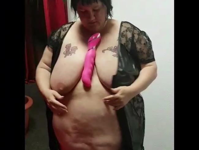 NEUES WETLOOK KLEID AUSGEZOGEN UND MIT DILDO GESPIELT.