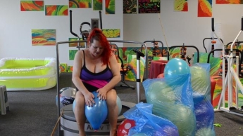 Trampolin,lila Badeanzug, beim Hüpfen Ballons mit roten Heels gepopped.