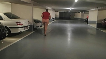 fast nackt in der Garage