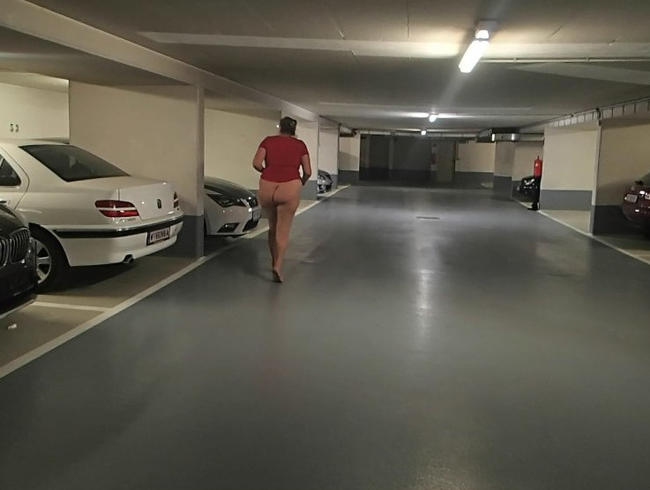 fast nackt in der Garage