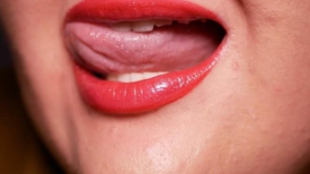 Dicke rote Lippen lecken