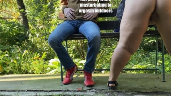 Fette Stiefmutter zeigt heiße Muschi, während sie draußen zum Orgasmus masturbiert