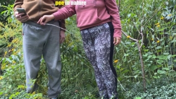 MILF mit einem wunderschönen Arsch in Leggings hat mir geholfen, in der Natur zu pinkeln