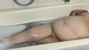 Tascha in der Badewanne mit ihrem Sextoy