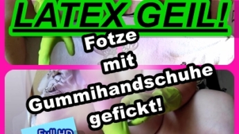 LATEX GEIL –  Fotze mit Latex  Gummihandschuhe gefickt!