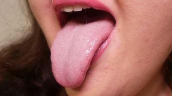 Die Schönheit der Ausdruckskraft der Zunge im Mund – (kein Sprechen)