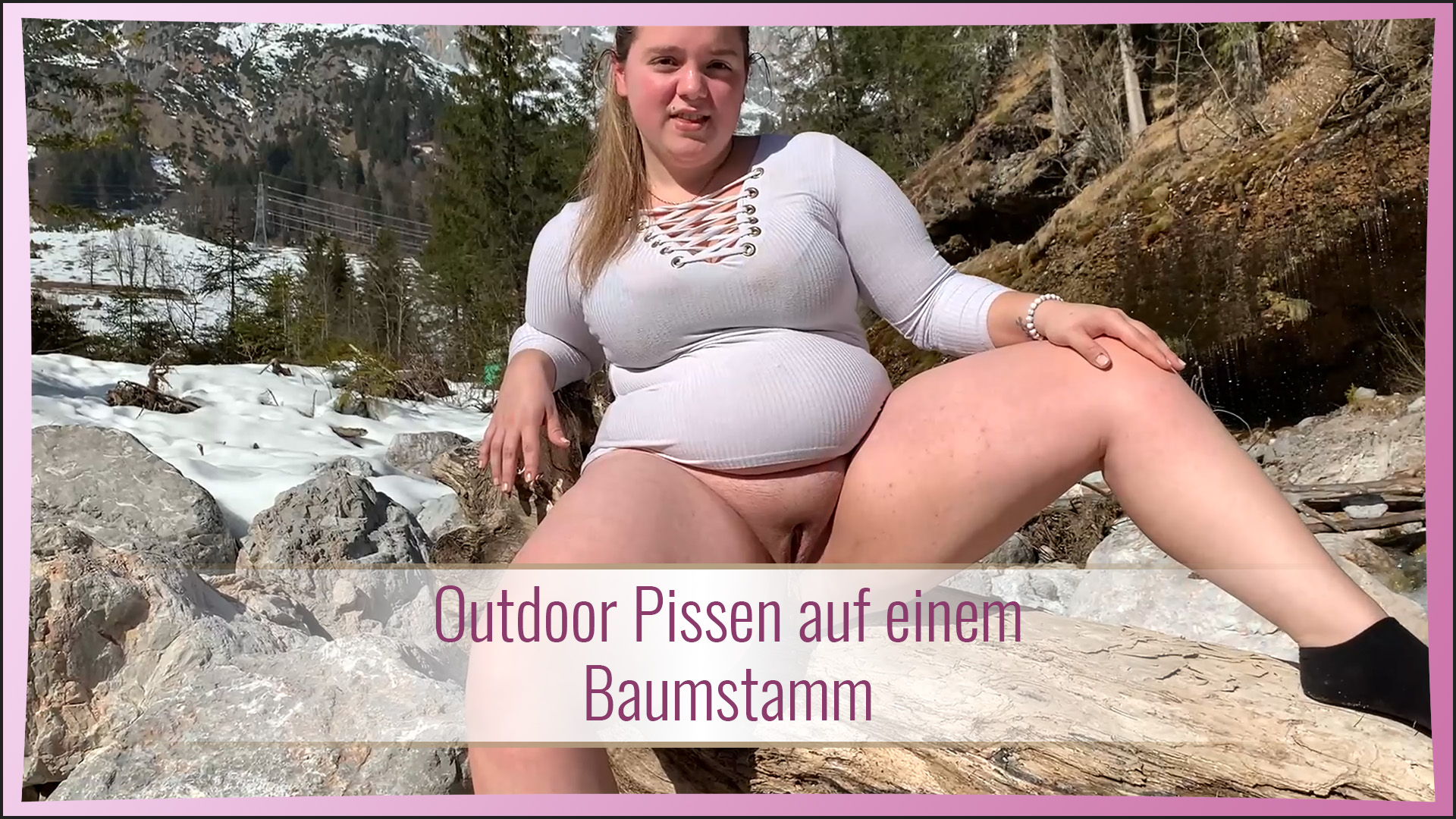 Outdoor Pissen auf einem Baumstamm