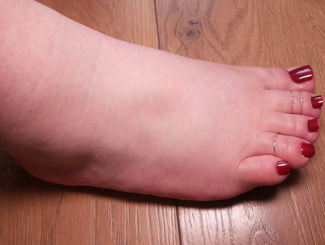 Wunderschöner BBW rechter Fuß mit roter Pediküre – (ohne zu reden)