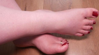 Alluring and sexy feet of a bbw – (no talking)