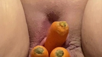 Pussy mit Gemüse gedehnt