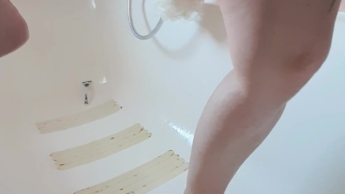 kleine Pussy unter der Dusche bearbeitet Teil 2