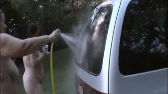 Im Urlaub, nackt Auto waschen 1