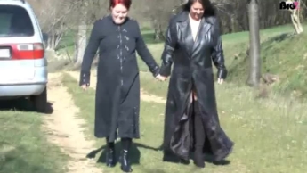 Lesben laufen im Mantel