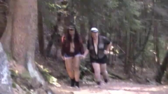 Zwei Frau laufen halb Nackt durch den Wald