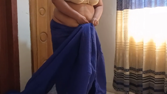 62-jährige tamilische schöne sexy Oma trägt Sari und Bluse. Dann wird sie von einem Kerl verführt und gefickt