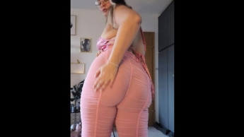 Big Booty in durchsichtiger Nylon Leggings präsentiert