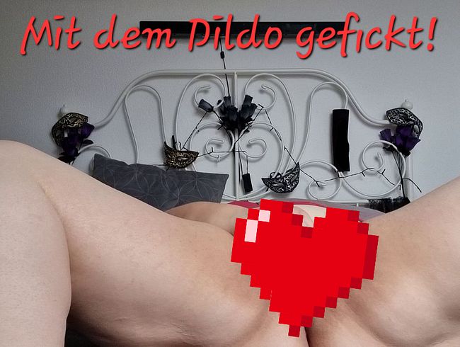 Mein geiles Loch mit dem Dildo gefickt