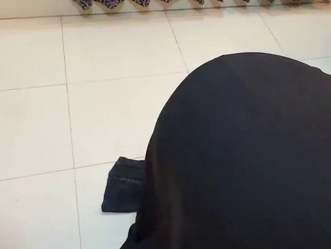 Heiße arabische Stiefmutter mit riesigem Arsch steckt unter meinem Bett fest. Gerade sehe ich ihren großen dicken Hintern und masturbiere